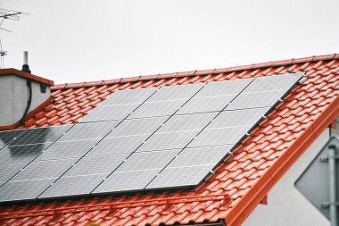 Yerleşim yerlerinin çatısında güneş enerjisi sistemi