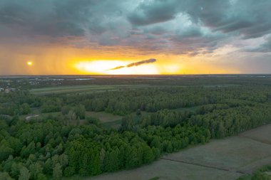 Gün batımı ve fırtına bulutları ile kırsal alan