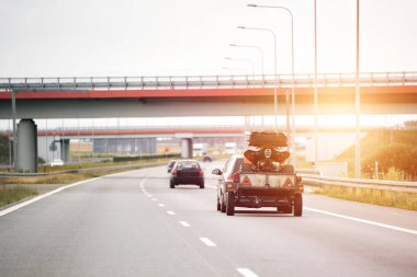 Otoyol köprüsündeki ATV 'de çekiliyor.