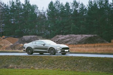 Kaslı araba inşaat alanından geçiyor.