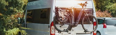 Otoparka bisikletli bir karavan.