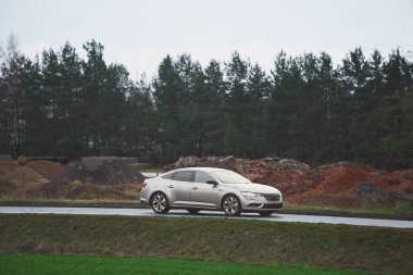 İnşaat alanının yakınından geçen gümüş renkli araba