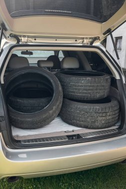 Kış mevsimi için lastikli bir cip bagajı.