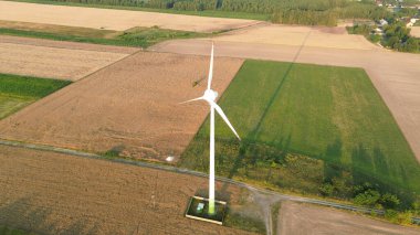 Rüzgar türbini akşam ışığında uzun gölgeler bırakıyor