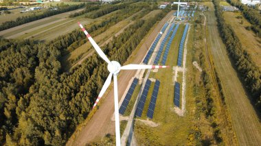 Rüzgar türbini ve güneş panellerinin hava görüntüsü