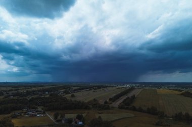 Kırsal yeşil alanlarda fırtına bulutlarının panoramik görüntüsü