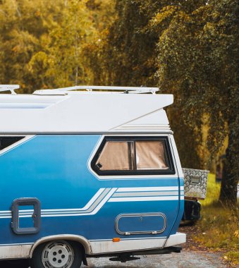 Manzaralı bir yerde Retro karavan.