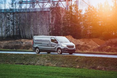 Karavan otoyolda paket teslimatı yapıyor.