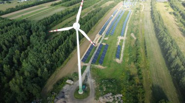 Rüzgar türbini ve güneş panelleri ile yenilenebilir güç kaynağı