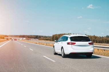 Vagon boş bir otoyolda ilerliyor.