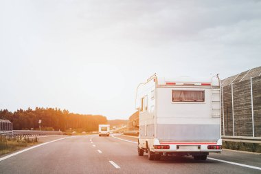 Eski karavan çift şeritli yolda ilerliyor.