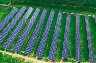 Güneş panelleri geniş bir alanda temiz enerji için güneş ışığından faydalanıyor.