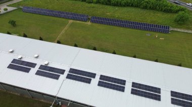 Yeşil enerji için güneş panelleri olan Avrupa endüstriyel santrali