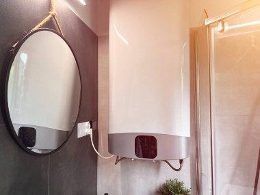 Banyoda yüksek performanslı elektrikli su ısıtıcısı.