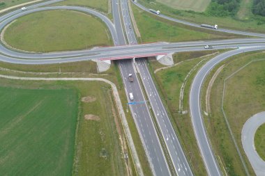 Büyük üstgeçit ve otoban köprüsünde trafik