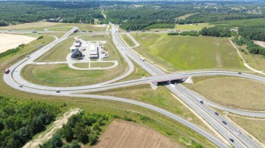 Kentsel otoyol üstgeçidinde gezinen kamyonlar