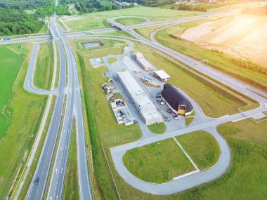 Ana otoyol kavşağının yakınındaki sanayi hizmet merkezi