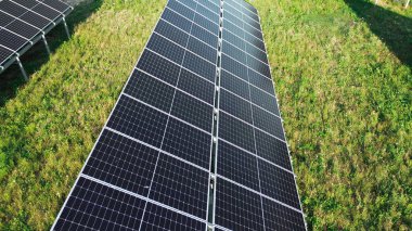 Güneş enerjisi santrali gün batımı ışınlarını hasat ediyor