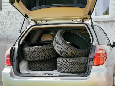 Araç bagajı araba lastiğiyle dolu.