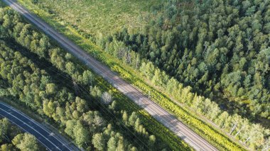 Ormandan geçen demiryolu raylarının ve yolların havadan çekilmiş görüntüleri.