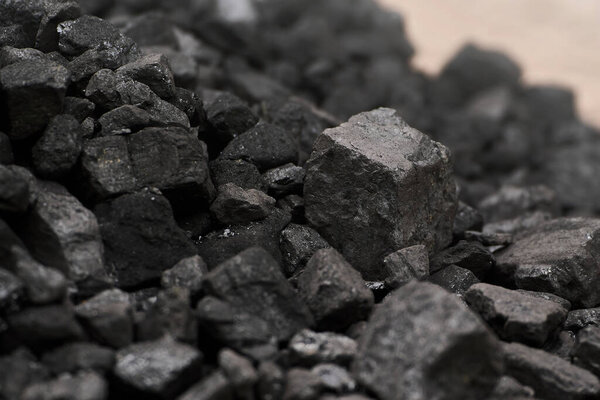 Крупный план Черных угольных скал