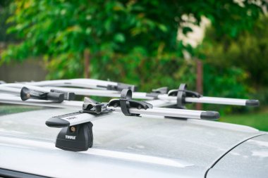 Thule Wingbar Evo marka bir araba, Polonya, 07.08.2024.