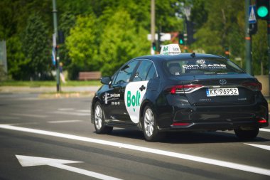 Şehir yolunda Bolt taksi, Krakow, Polonya, Avrupa 29.09.2024