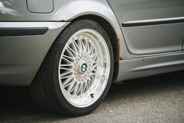 Norveç Avrupa 18.07.2024 BMW gümüş araba tekerleği asfalt sokağa park edildi