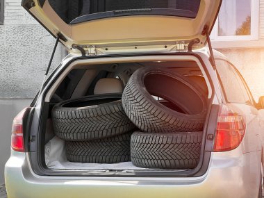 Kış mevsimi için lastikli bir cip bagajı.