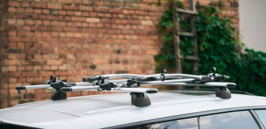 Arabanın çatısına asılmış bisiklet askısı.