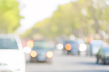 Bulanık bokeh efektli şehir trafiği