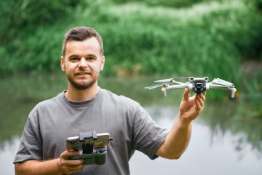 Pilotluk eğitimi için insansız hava aracı tutan adam.