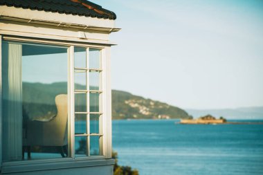 Huzurlu Okyanusa Bakan Modern Ev