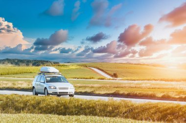 Kırsal kesimde modern araba.