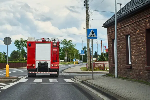 Görevli itfaiye aracı kırsal bölgeden geçiyor.
