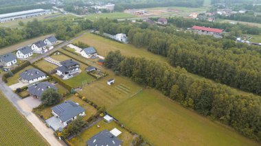 Geniş evleri olan modern banliyö mahallesi