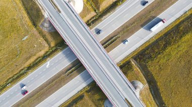 Hareket eden araçlarla otoyol üstgeçidi