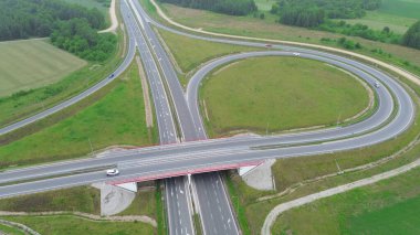 Otoyol köprüsünde arabalar ve kamyonlar