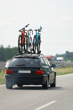 Çatı rafında arabalar ve bisikletlerle dolu bir yol.