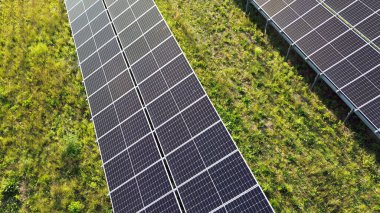 Tarım alanında elektrik üreten güneş paneli dizisi