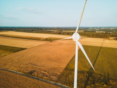 Kırsal tarım arazisi üzerindeki rüzgar türbininin havadan görünüşü