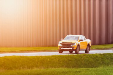 Şehir yolunda sarı kamyonet..