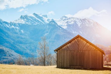 Mavi gökyüzünün altındaki basit ahır