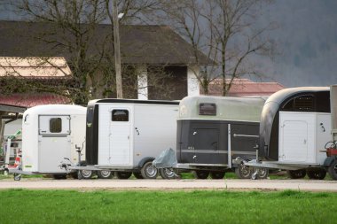 29.09.2024 Avrupa. Avusturya. Kırsal bölgeye park edilmiş at römorkları. Park halindeki at römorklarıyla kırsal alan.