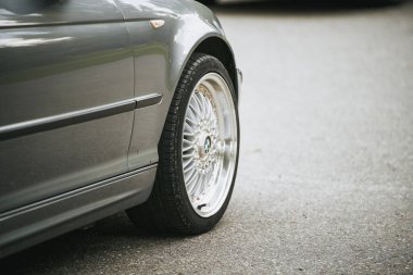 Norveç Avrupa 18.07.2024 Retro BMW arabası klasik tekerlek detaylarını gösteriyor