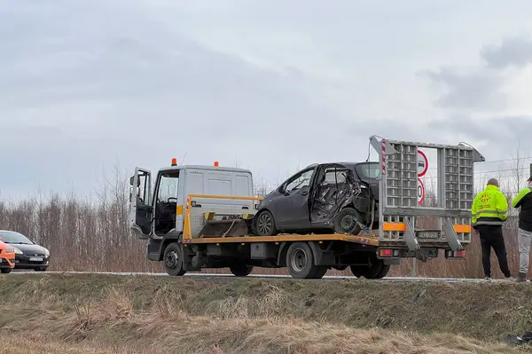 02.02.2024 Polonya, Avrupa. Siyah Toyota Yaris yan çarpma sonucu bir arabanın çekiciye ihtiyacı olur. Başka bir aracın çarptığı bir araba bir çekici tarafından çekiliyor.