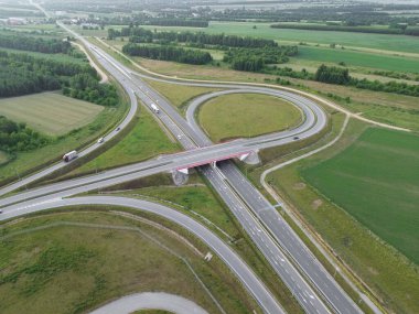 Yeşil alanlarla çok şeritli kavşağın yukarıdan görüntüsü