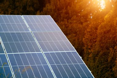 Güneş paneli çatısı temiz enerji üreten modern bir ev