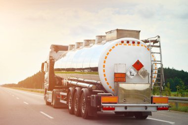 Otoyolda yanıcı LNG ve ham petrol taşıyan bir tanker.