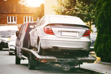 Yol yardımı hurdaya dönmüş aracı çekiyor.
